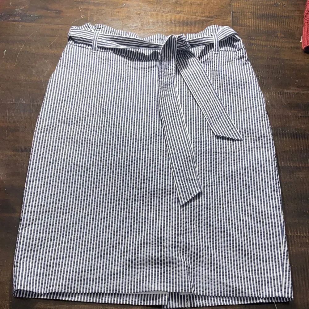 Ann Taylor Navy and White Striped Pencil Skirt size 4 petite